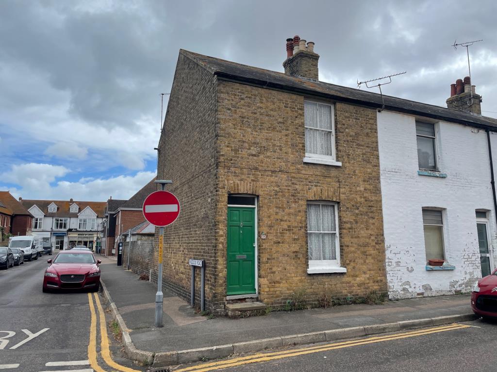 Lot: 11 - END-TERRACE HOUSE FOR IMPROVEMENT -